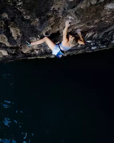 Shauna Coxsey wiederholt h&auml;rtestes Deep-Water-Solo Gro&szlig;brittaniens