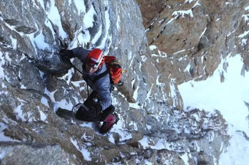 Ueli Steck Speed solo auf den Grandes Jorasses - Colton Macintyre Route
