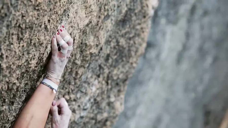 Alizee Dufraisse klettert Chinkane 8c+ in Siurana  [Video]